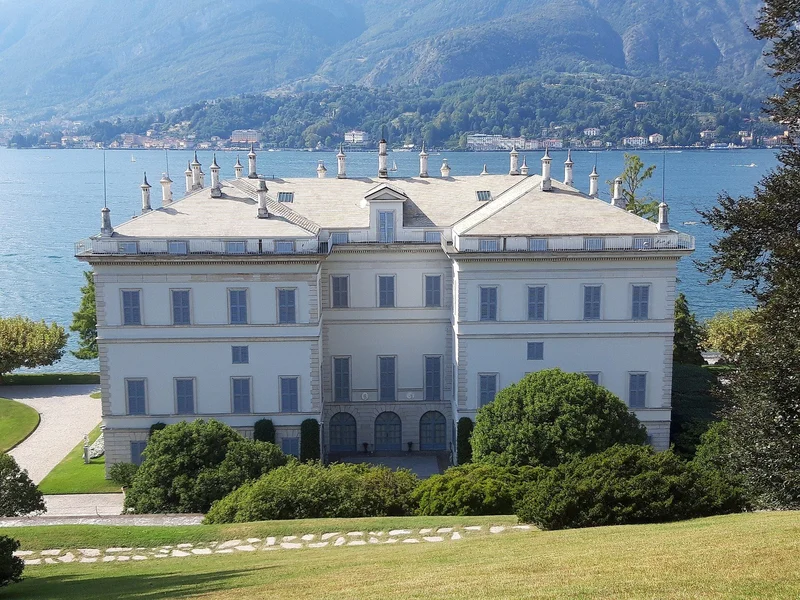 Villa Melzi seen from its gardens, with Lake Como behind