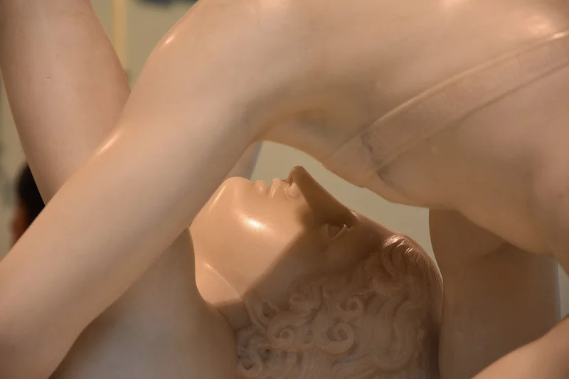 Close-up of the marble Cupid and Psyche at Villa Carlotta